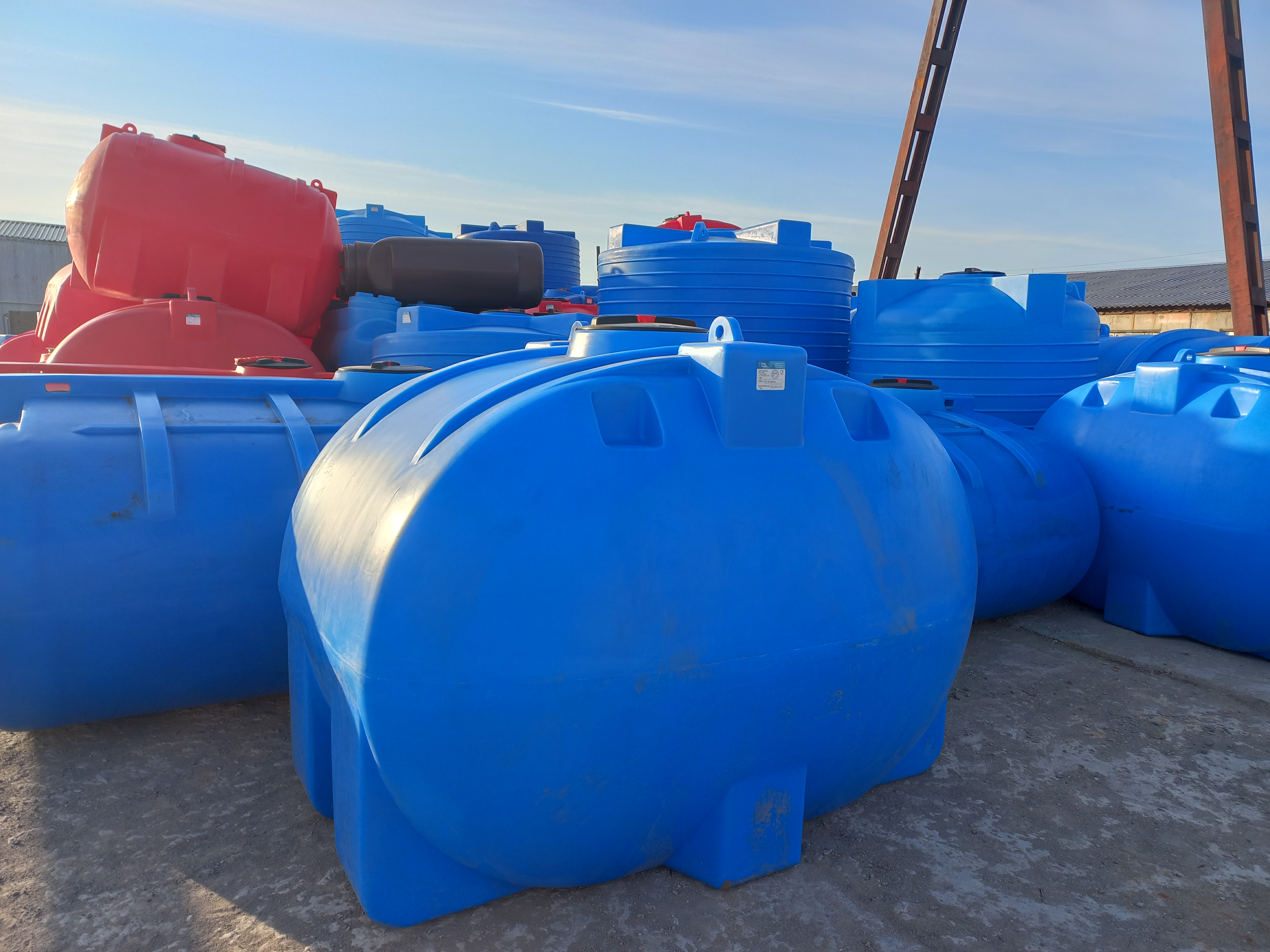 Полиэтиленовая емкость 4000 литров для хранения жидкостей