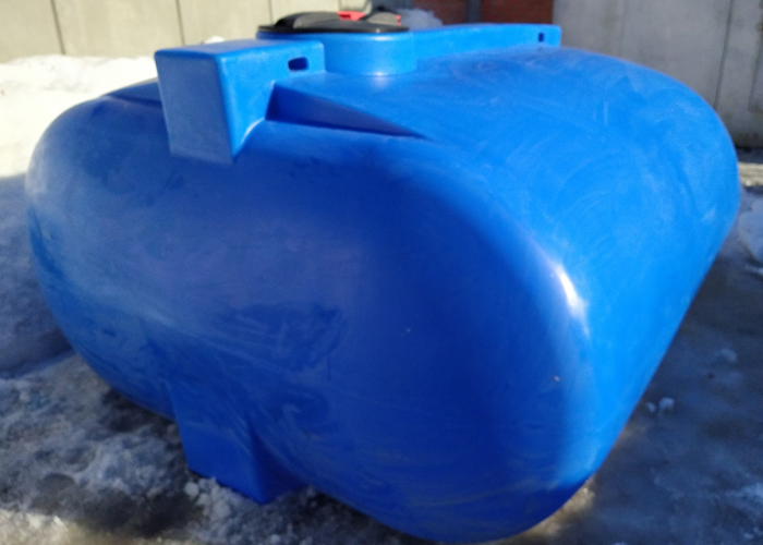 Пластиковая емкость на 5000 литров с опорными лапами и герметичной крышкой для надежной защиты