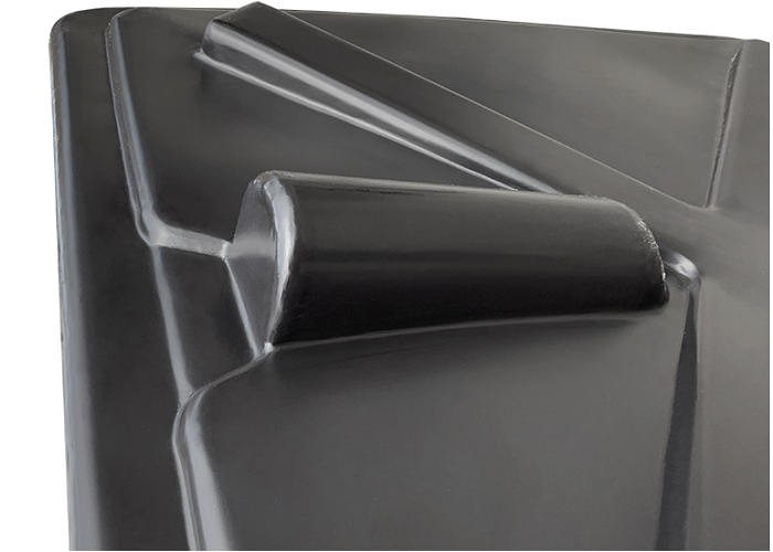 черный плоский бак объемом 110 литров, выполненный из полиэтилена