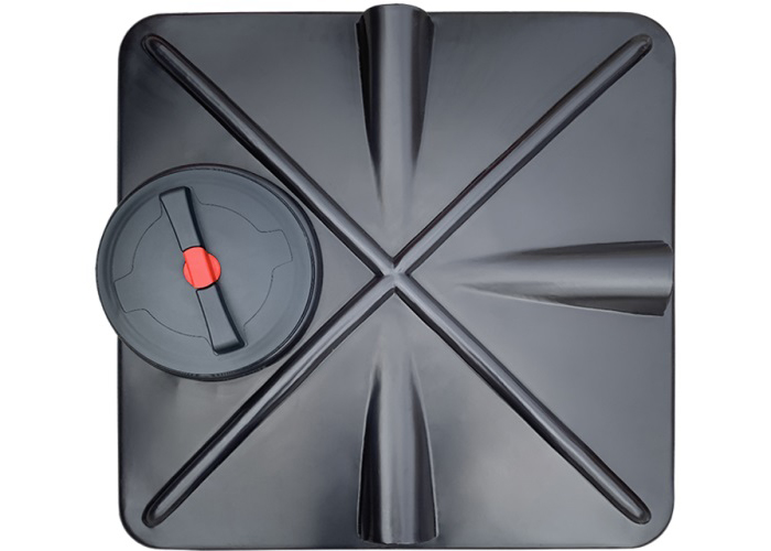 Черный плоский бак из полиэтилена вместимостью 110 литров для использования в душевых помещениях.  с подогревом