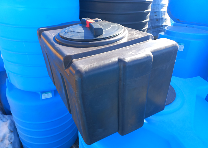 Черный прямоугольный бак из полиэтилена вместимостью 150 литров для использования в душевых помещениях