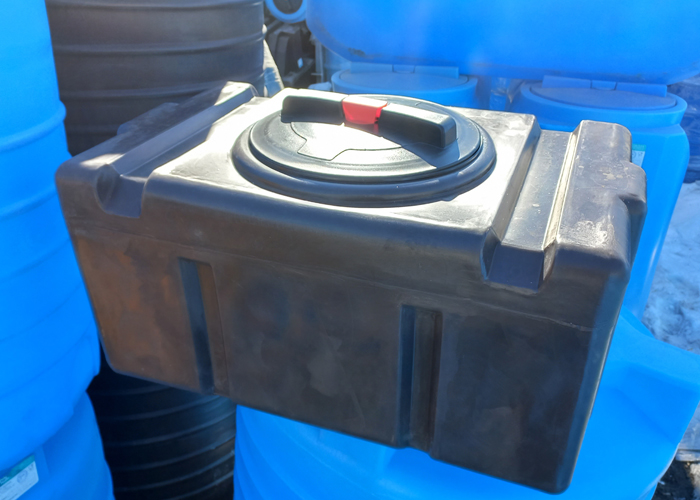 черный прямоугольный бак изготовленный из полиэтилена и имеющий объем 150 литров