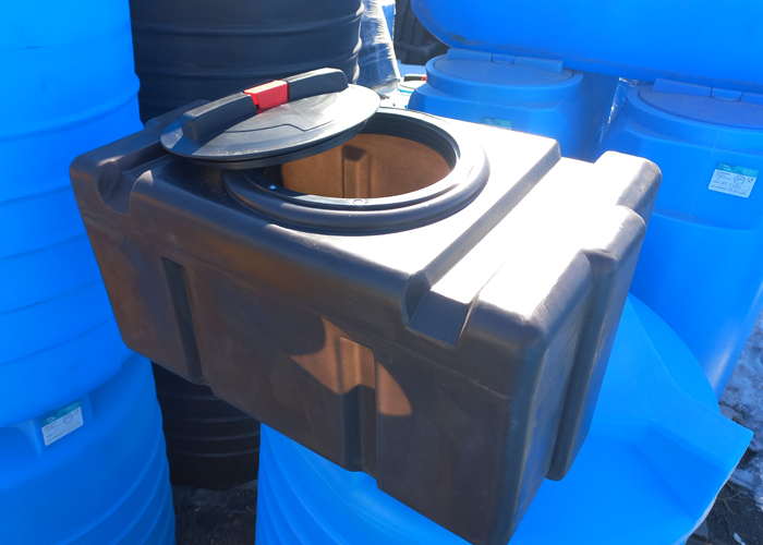 черный прямоугольный бак изготовленный из полиэтилена и имеющий объем 150 литров