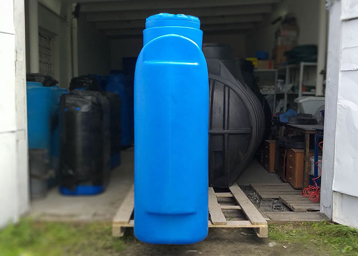 Пластиковая емкость 2000 литров, ориентированная вертикально и изготовленная из полиэтилена