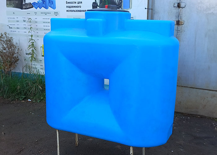 Емкость из пластика вертикальная узкая 'Танк' на 500л