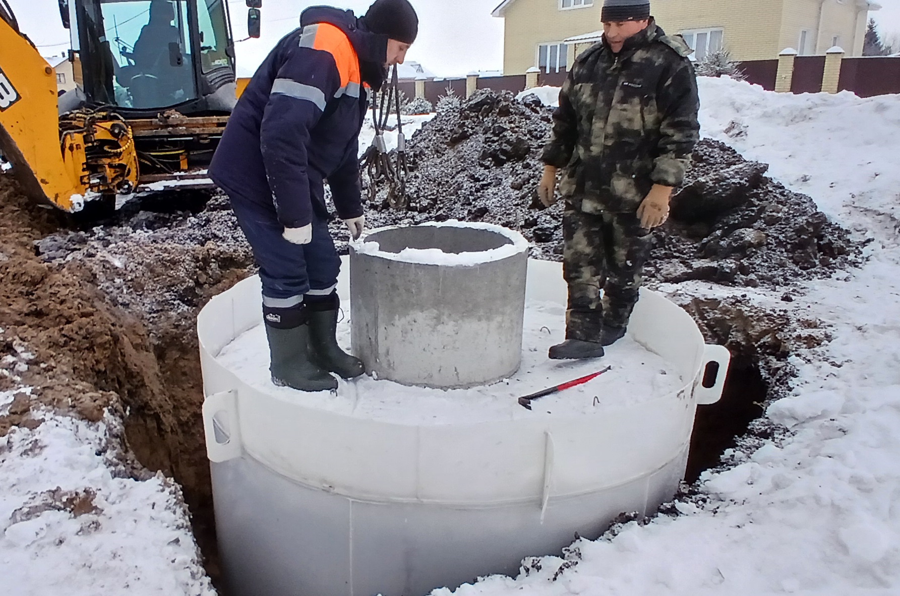 Защита ЖБИ колодцев от грунтовых вод футляром