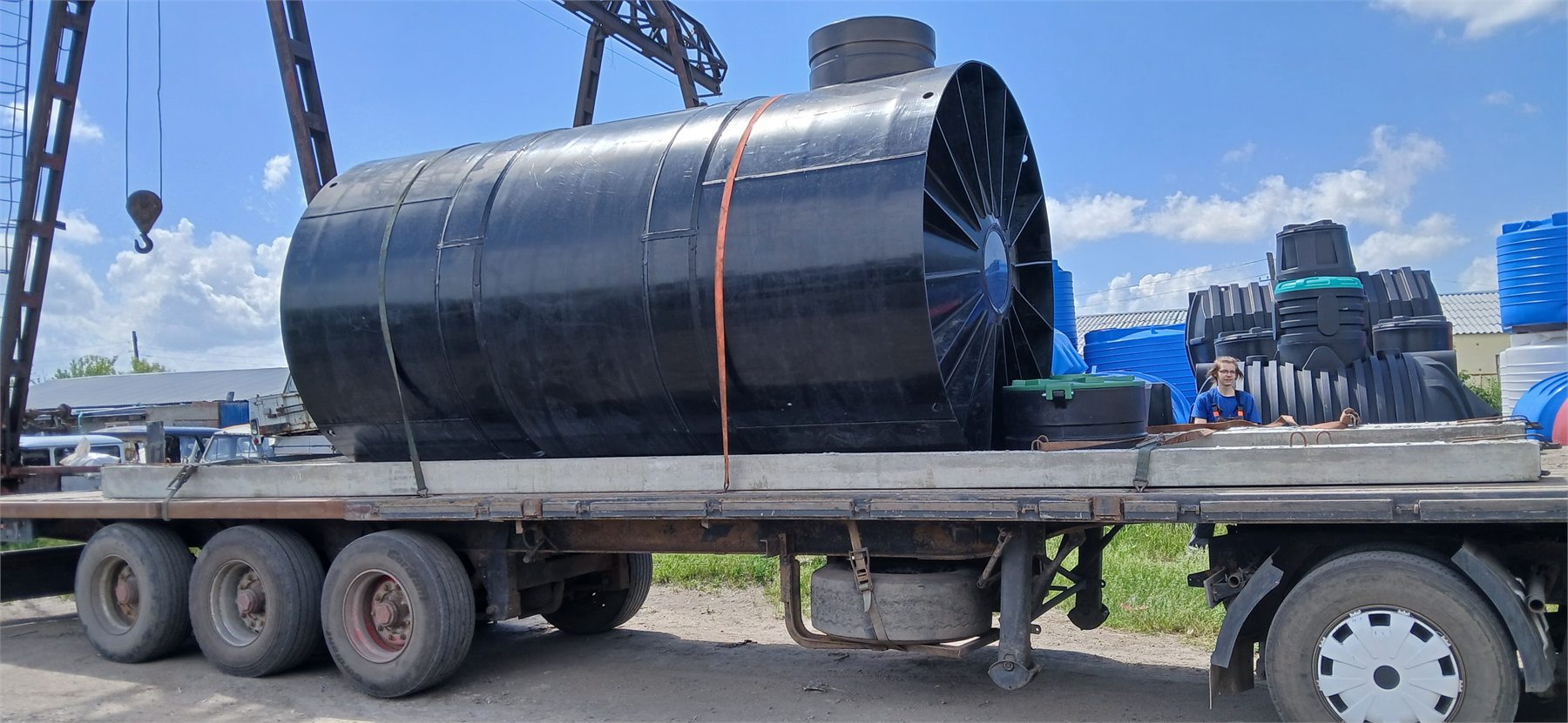 Перевозка крупного подземного пластикового резервуара на грузовом автомобиле