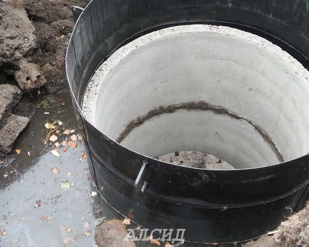 ЖБИ-кольцо внутри черного полиэтиленового футляра
